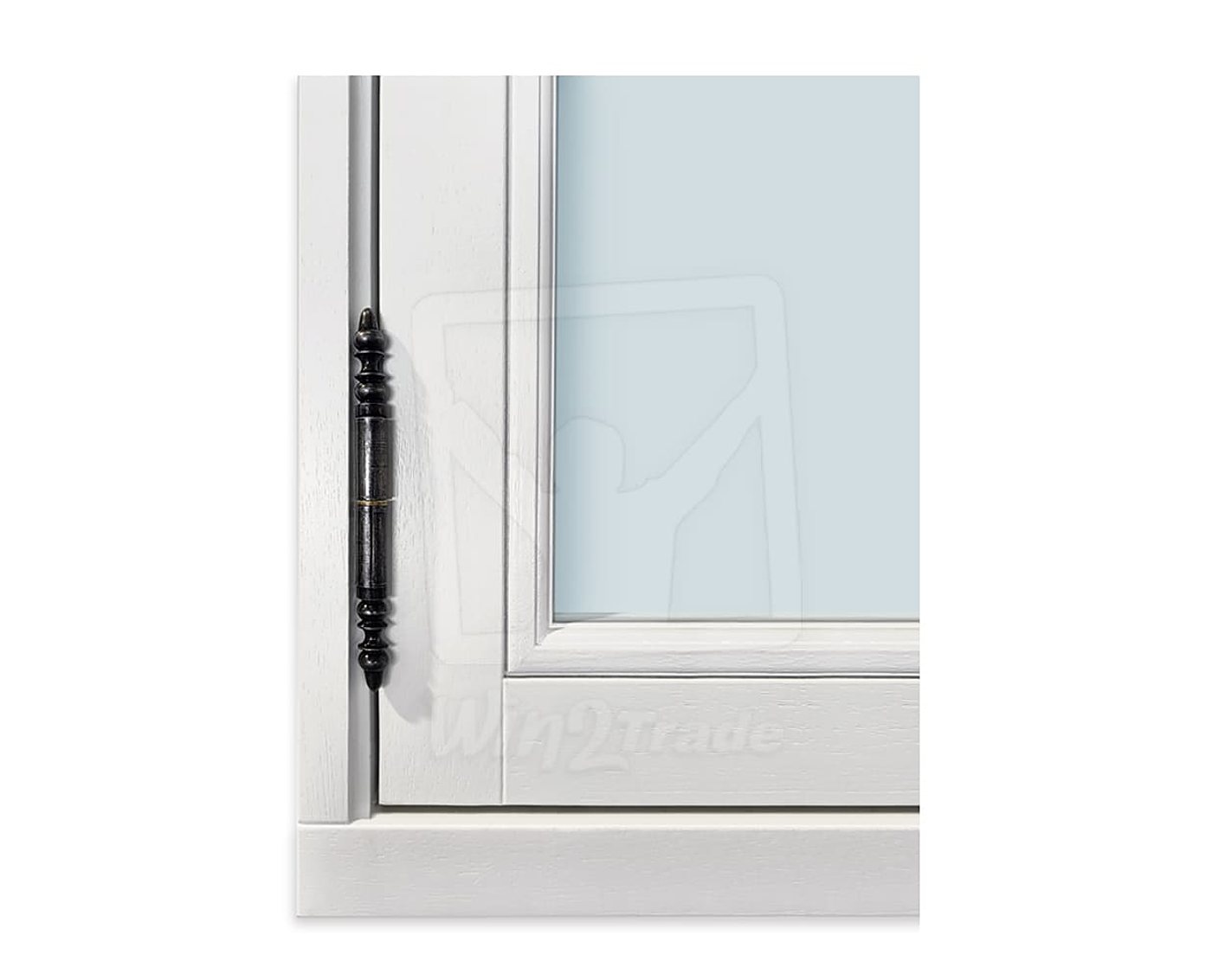 Gros plan sur le coin d'une fenêtre en bois blanc avec vitrage dépoli et une charnière noire à embouts tournés.